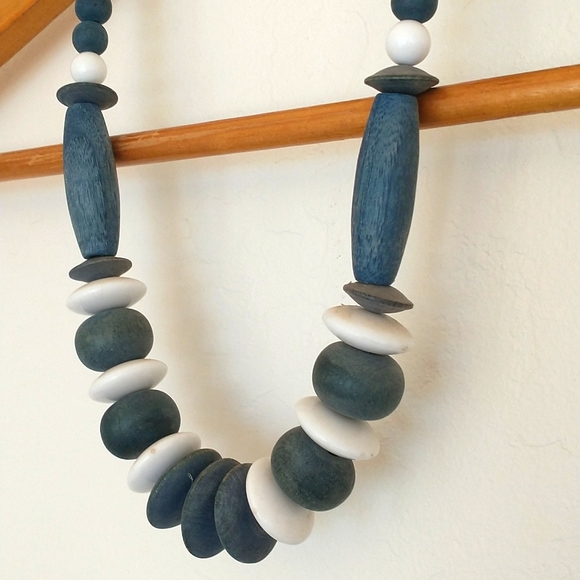 Vintage boho wood beaded necklace - Picture 2 of 4